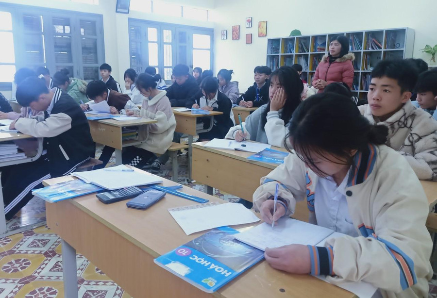 Tiết Hóa học của lớp 10A2, trường DTNT THPT Sìn Hồ. Tiết Hóa học của lớp 10A2, trường DTNT THPT Sìn Hồ.