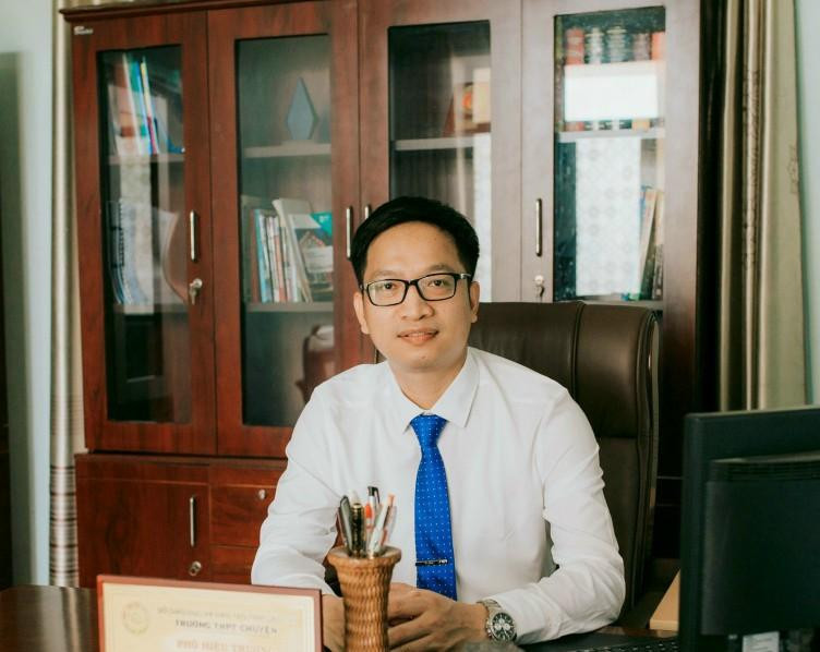 Thầy Ngô Thanh Xuân - Hiệu trưởng trường THPT Chuyên Lào Cai. Thầy Ngô Thanh Xuân - Hiệu trưởng trường THPT Chuyên Lào Cai.