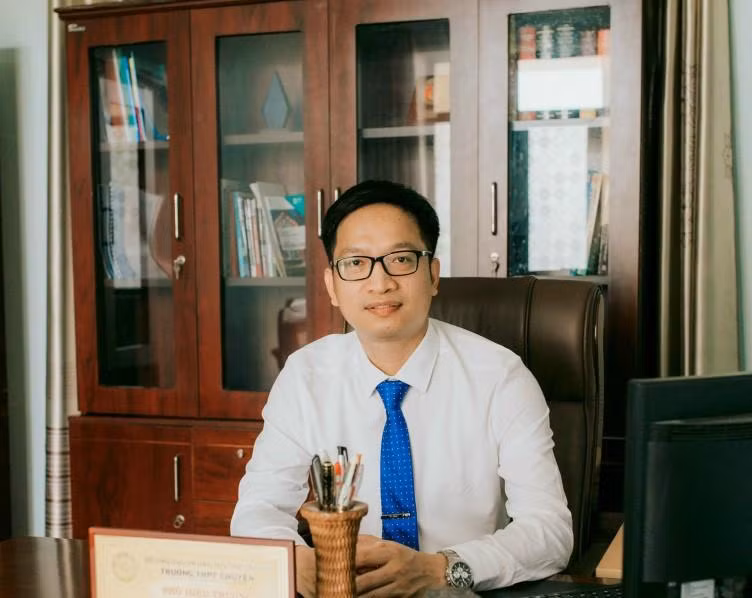 Thầy Ngô Thanh Xuân - Hiệu trưởng trường THPT Chuyên Lào Cai. Thầy Ngô Thanh Xuân - Hiệu trưởng trường THPT Chuyên Lào Cai.