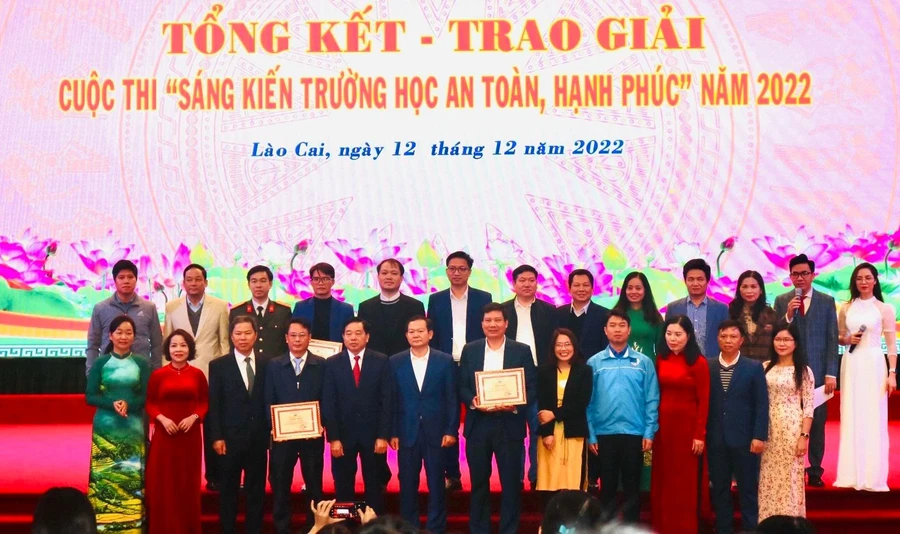 Trao giải cho các tập thể đạt giải tại cuộc thi.