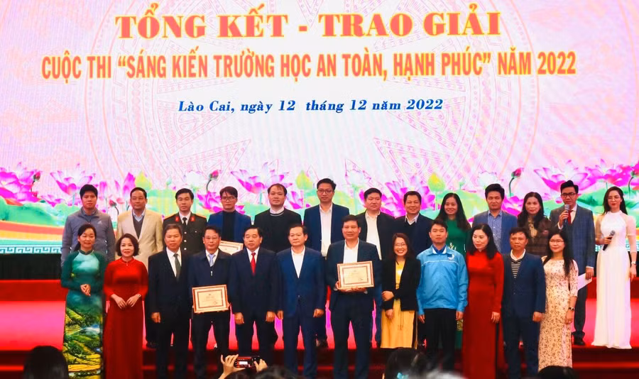 Trao giải cho các tập thể đạt giải tại cuộc thi.