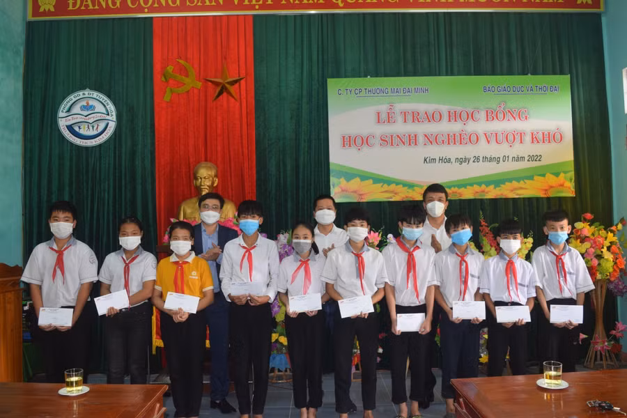 Những em học sinh vui mừng khi nhận được quà ngày giáp Tết Nguyên đán. Những phần quà giúp gia đình các cháu có thêm khoản chi tiêu để có một cái Tết đủ đầy hơn.