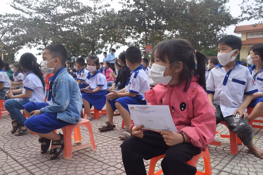 Cháu Trần thị Thùy Linh, học sinh lớp 1B, Trường Tiểu học Tân Thủy vui mừng khi nhận được quà. Đây sẽ là động lực thúc đẩy cháu cố gắng học tập trở thành con ngoan, trò giỏi. "Cháu cảm ơn cô, chú nhiều vì đã tặng cháu và các bạn quà. Nhà cháu nghèo, mẹ đi làm trong miền Nam, cháu ở với bà. Có quà, Tết này cháu sẽ có thêm bộ quần áo mới và tiền mua thịt. Cháu hứa sẽ cố gắng học tập để học giỏi, làm bà, mẹ và các cô chú vui", Thùy Linh vui mừng nói.