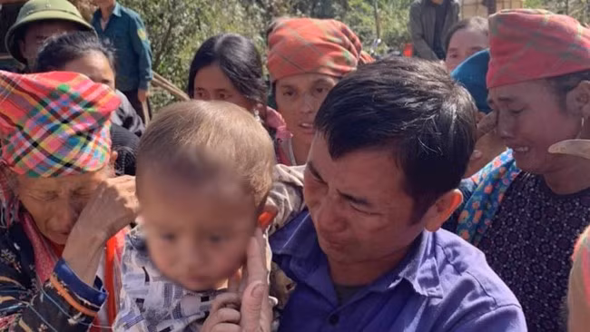 Cháu Trình I Sác được tìm thấy và đưa về gia đình an toàn sau 19 giờ thất lạc.