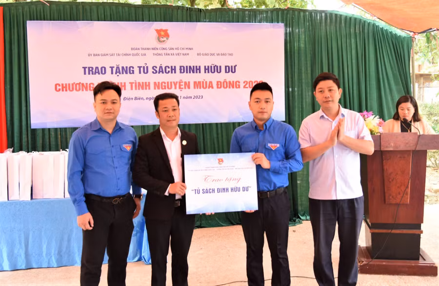 Trao tặng “Tủ sách Đinh Hữu Dư” tại Trường Tiểu học Ngối Cáy, huyện Mường Ảng.