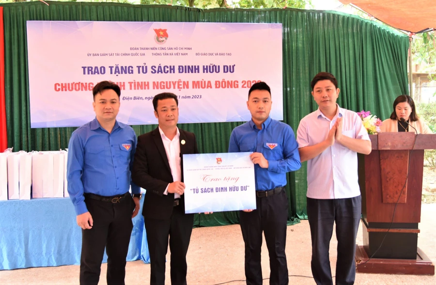 Trao tặng “Tủ sách Đinh Hữu Dư” tại Trường Tiểu học Ngối Cáy, huyện Mường Ảng.