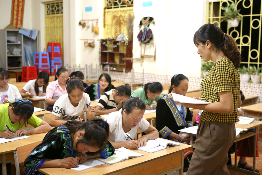 Một buổi học của những học sinh vùng cao tại lớp xóa mù chữ. Một buổi học của những học sinh vùng cao tại lớp xóa mù chữ.