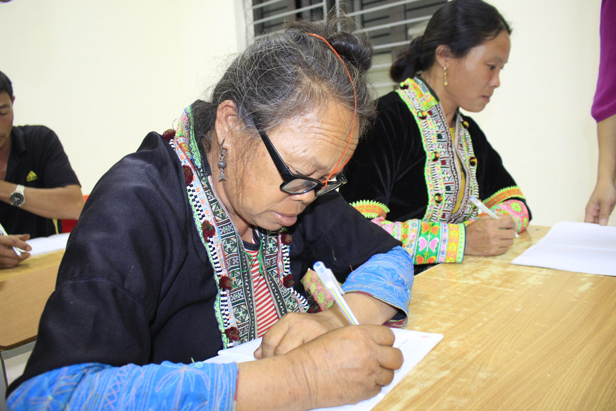 Những học viên cao tuổi cũng theo học để biết chữ.