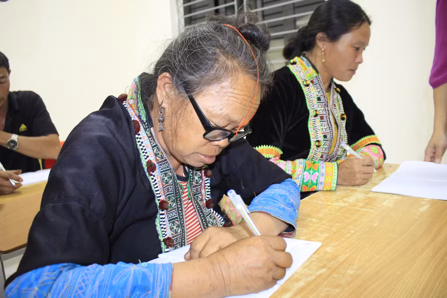 Những học viên cao tuổi cũng theo học để biết chữ.