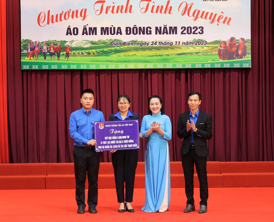 Trao tặng quà cho Trường Cao đẳng Kinh tế - Kỹ thuật tỉnh Điện Biên. Trao tặng quà cho Trường Cao đẳng Kinh tế - Kỹ thuật tỉnh Điện Biên.