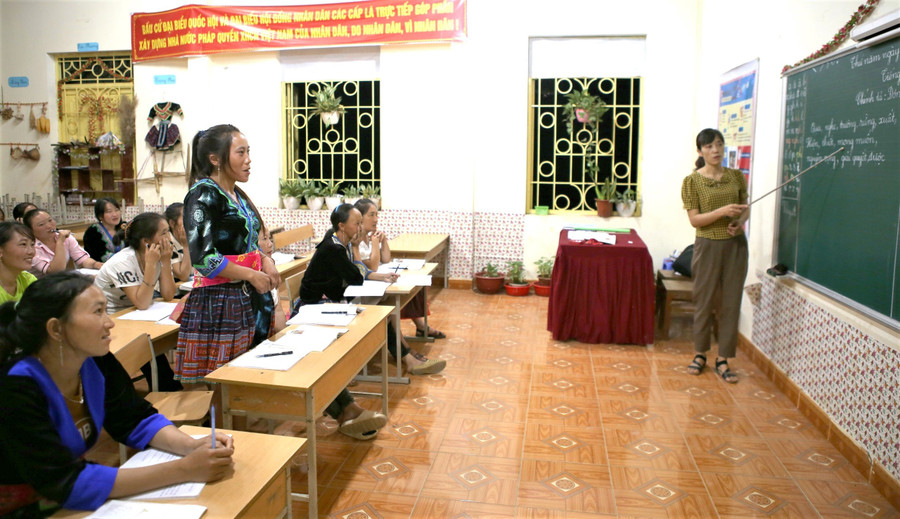 Sau thời gian học xóa mù, người dân đã biết đọc, viết và làm phép tính đơn giản. Sau thời gian học xóa mù, người dân đã biết đọc, viết và làm phép tính đơn giản.
