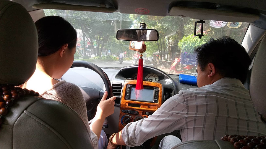 Thầy giáo Tuấn Anh chỉ cho học viên hệ thống chân ga, phanh trên ô tô.