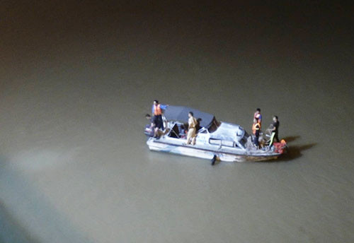 Lực lượng cứu hộ đang đưa canora sông Hồng, đoạn gầm cầu Chương Dương để tìm kiếm chiếc xe. Ảnh: Phương Sơn