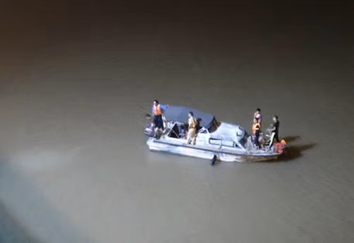 Lực lượng cứu hộ đang đưa canora sông Hồng, đoạn gầm cầu Chương Dương để tìm kiếm chiếc xe. Ảnh: Phương Sơn