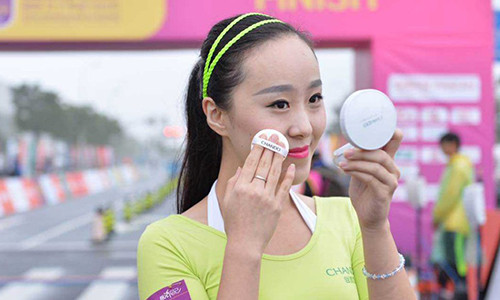 Một phụ nữ trang điểm trong giải chạy ở Hạ Môn hồi tháng 10. Một phụ nữ trang điểm trong giải chạy ở Hạ Môn hồi tháng 10. Ảnh: Peoples Daily.