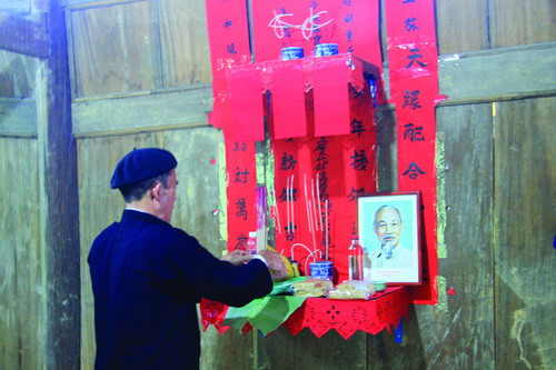 Bố chú rể thắp hương mời ông bà tổ tiên về chứng