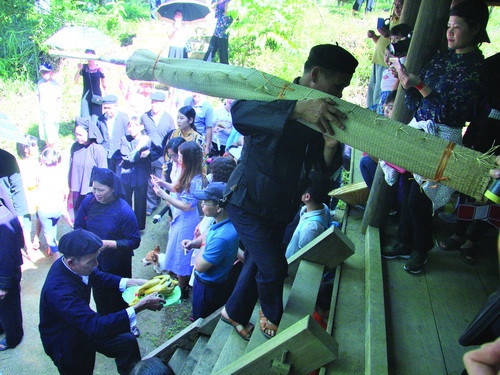 Theo tín ngưỡng người Nùng, các vật dụng được đưa vào phòng cô dâu đầu tiên là chiếc chiếu, cây mía và lễ vật