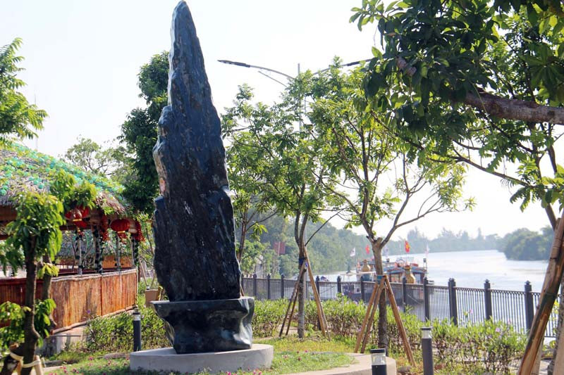 Thuyền du lịch trên sông và lán trại dừng chân cho du khách được nằm trong dự án