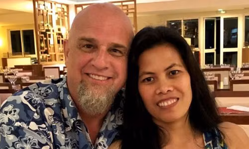 Bennett và vợ. Bennett và vợ. Ảnh: BBC.