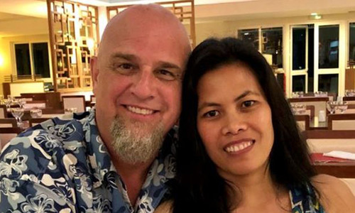 Bennett và vợ. Bennett và vợ. Ảnh: BBC.