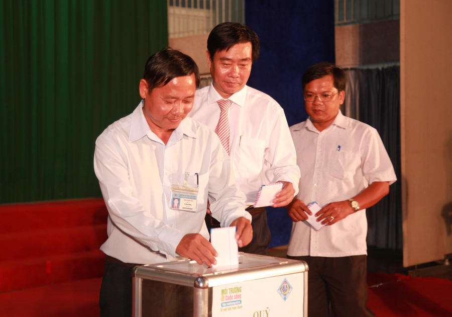 Các đại biểu tham gia chương trình gây quỹ “Chung tay ứng phó với biến đổi khí hậu” Các đại biểu tham gia chương trình gây quỹ “Chung tay ứng phó với biến đổi khí hậu”