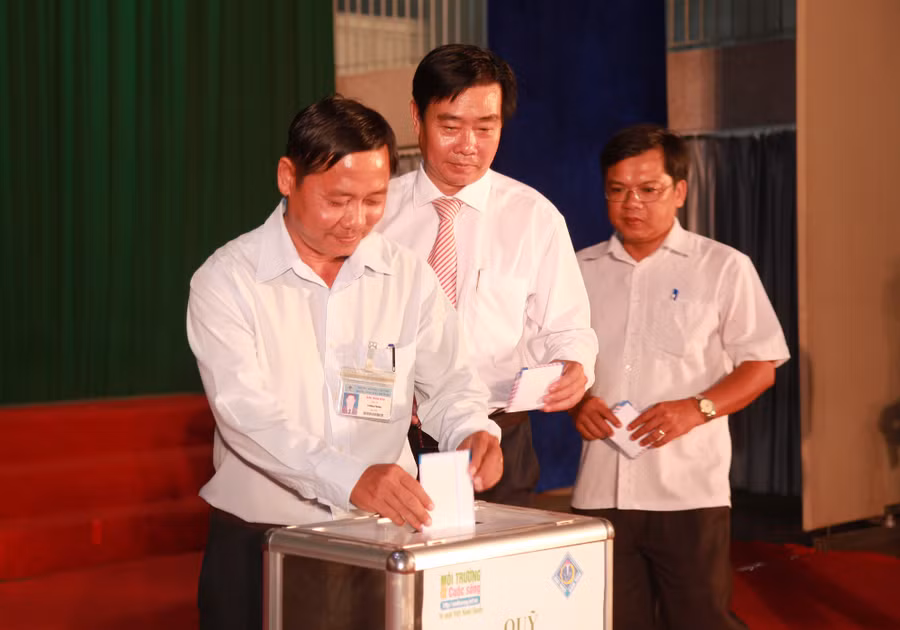 Các đại biểu tham gia chương trình gây quỹ “Chung tay ứng phó với biến đổi khí hậu” Các đại biểu tham gia chương trình gây quỹ “Chung tay ứng phó với biến đổi khí hậu”