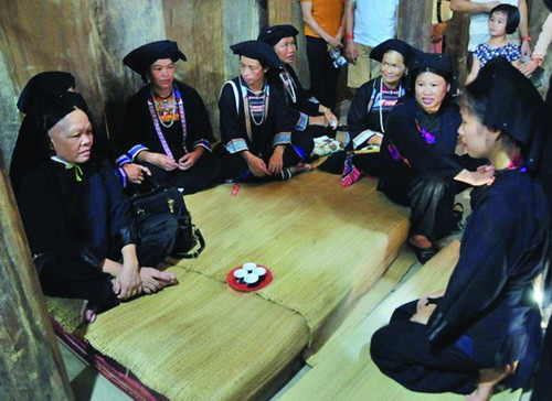 Người nhà cô dâu và chú rể cùng tham gia hỏi thăm nhau, đối đáp những điệu dân ca