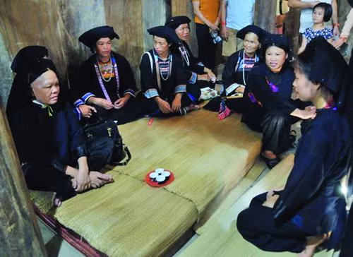 Người nhà cô dâu và chú rể cùng tham gia hỏi thăm nhau, đối đáp những điệu dân ca