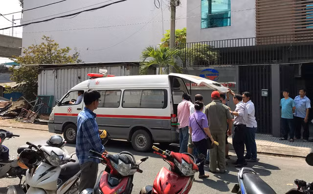 Thi thể ông A. được đưa khỏi hiện trường để cơ quan chức năng tiếp tục điều tra làm rõ.