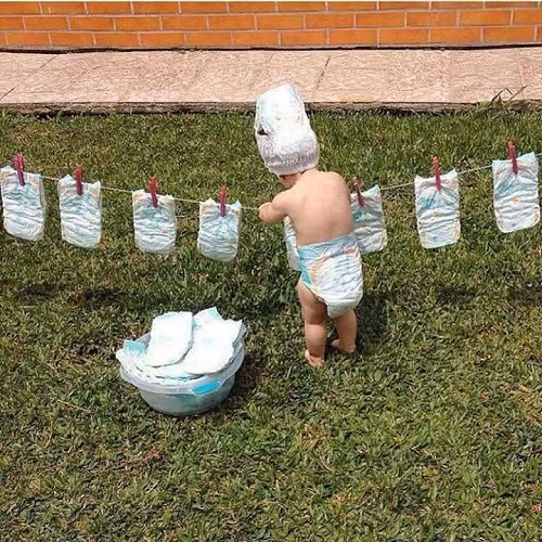 Bé quá đảm đang và biết tận dụng.