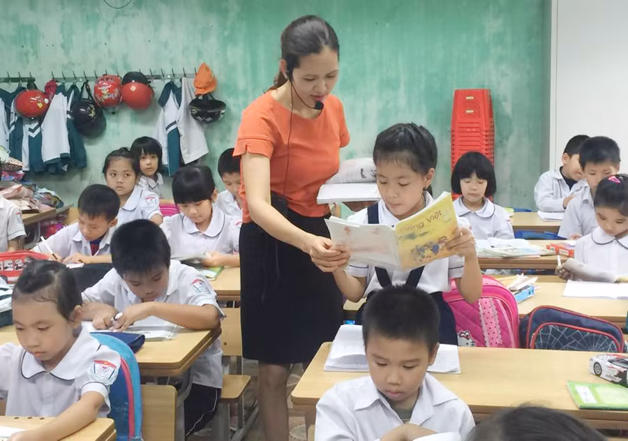 Mỗi giáo viên luôn là biểu tượng của tri thức và tình yêu nghề. Ảnh: Thanh Long