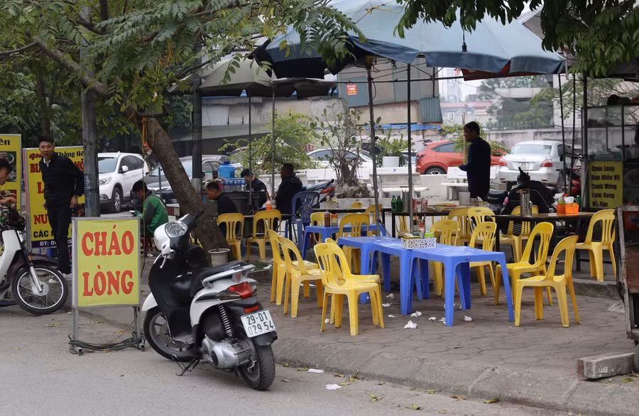 Trong ngõ 84 phố Chùa Láng, một hàng cháo lòng chiếm hết vỉa hè, cứ như là phần đất của riêng mình để bán hàng.