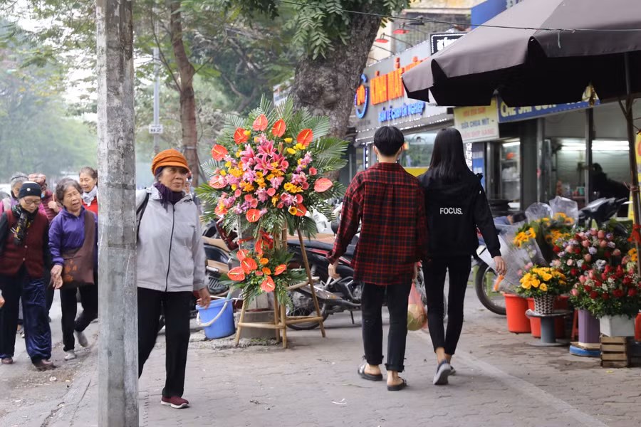 Trên Phố Phạm Ngọc Thạch (gần Trường Đại học Y) có hàng hoa chiếm hết vỉa hè, buộc người đi bộ phải dạt xuống lòng đường, rất dễ xảy ra tai nạn giao thông.