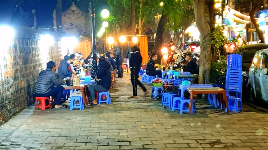 Vỉa hè đối diện số nhà 27C phố Văn Miếu bị chiếm dụng làm nơi bán lẩu, đồ ăn đêm.