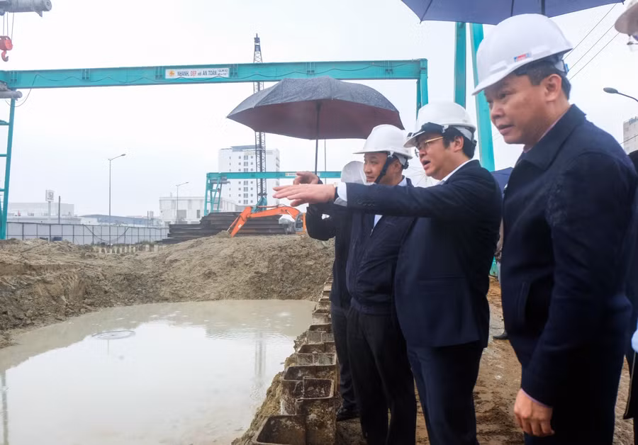 Ông Lê Minh Trung (thứ 2, phải sang) – Phó Chủ tịch HĐND TP Đà Nẵng và ông Lê Quang Nam (thứ 3, phải sang) – Phó Chủ tịch UBND thành phố tại buổi kiểm tra.