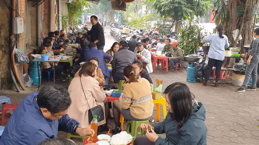 Quán bún ngan ở 59 phố Trần Hưng Đạo trưa nào khách đến ăn cũng đông như đi hội.