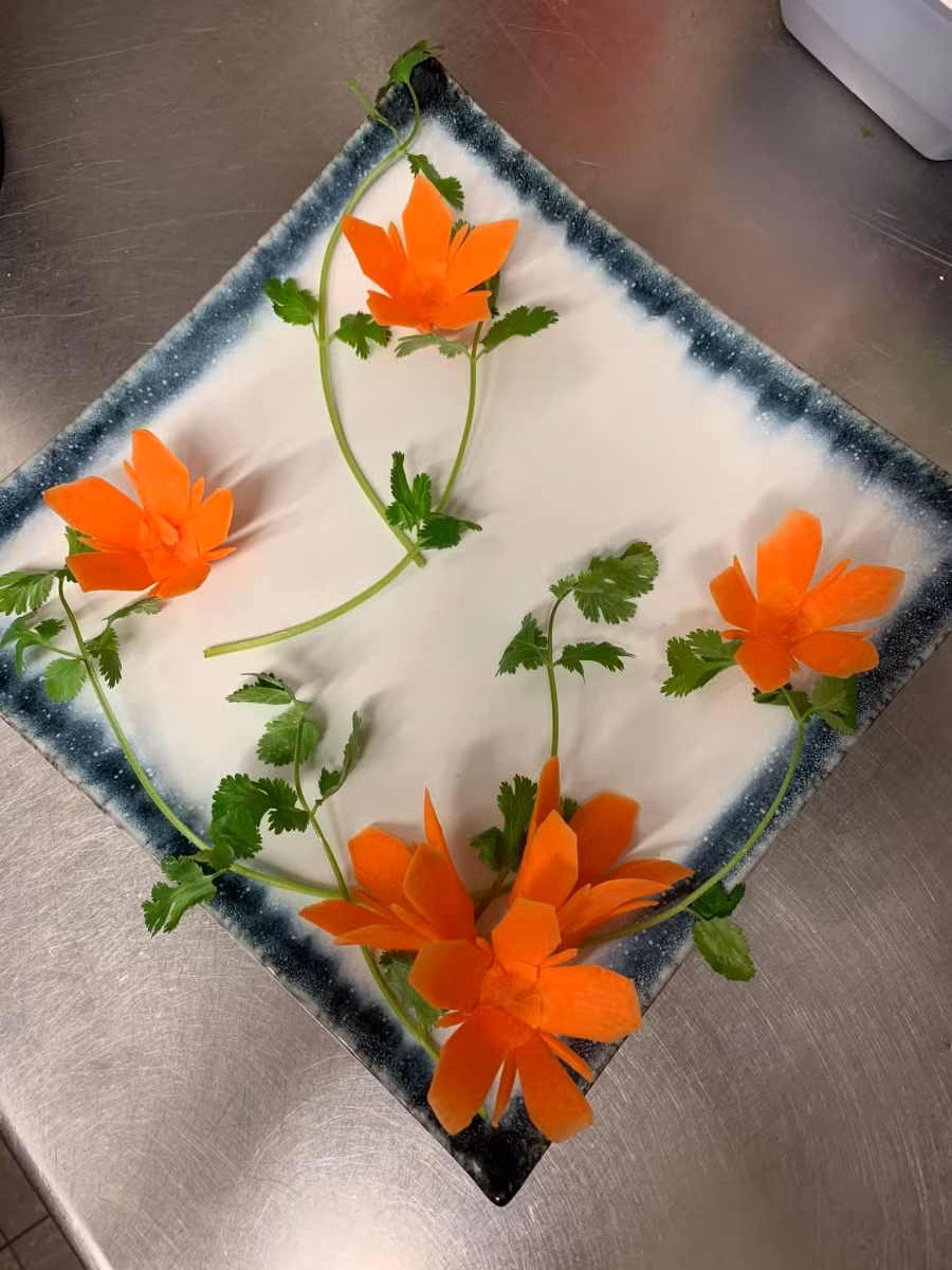 Cách tỉa hoa trang trí đĩa cực đẹp cho mâm cỗ ngày Tết ngập tràn sắc xuân ảnh 13