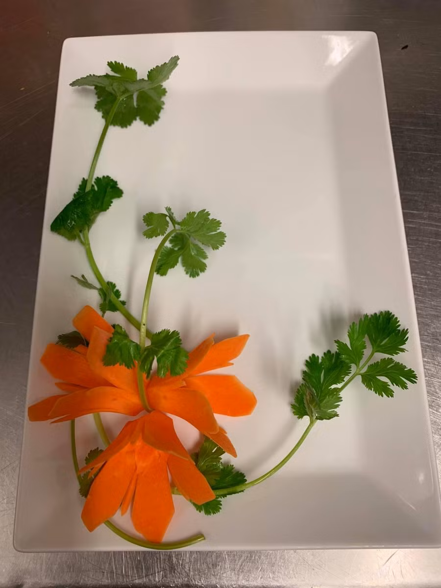 Cách tỉa hoa trang trí đĩa cực đẹp cho mâm cỗ ngày Tết ngập tràn sắc xuân ảnh 10