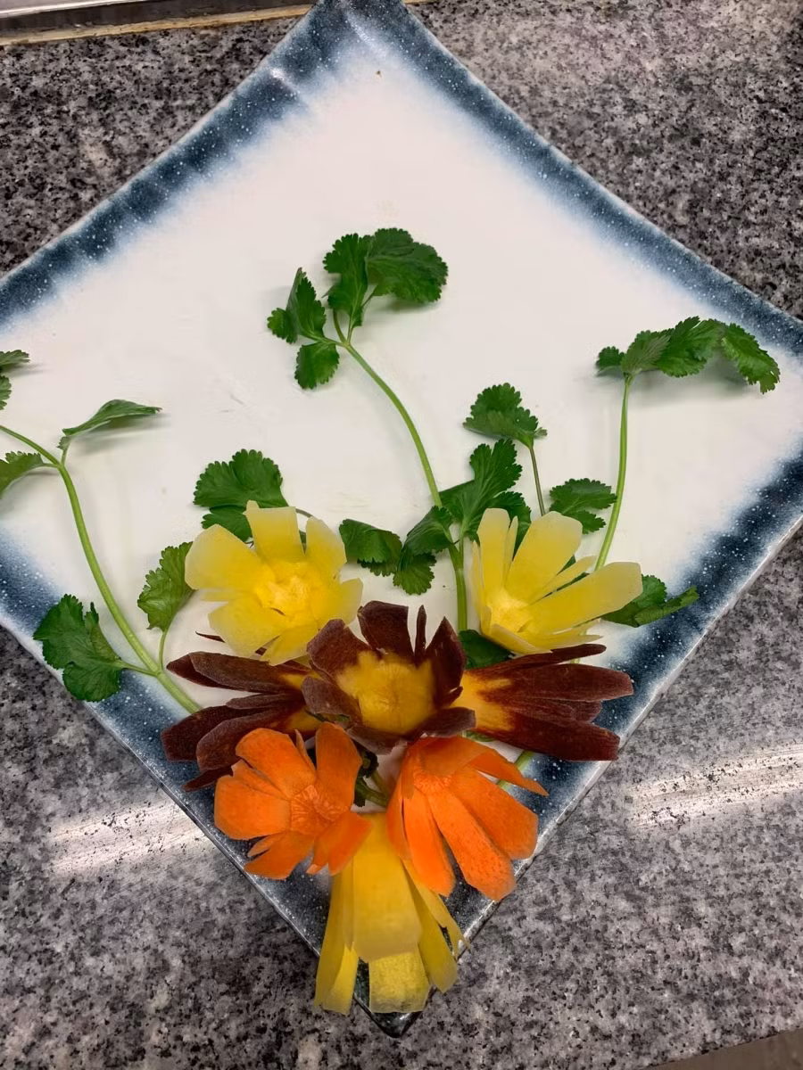 Cách tỉa hoa trang trí đĩa cực đẹp cho mâm cỗ ngày Tết ngập tràn sắc xuân ảnh 3