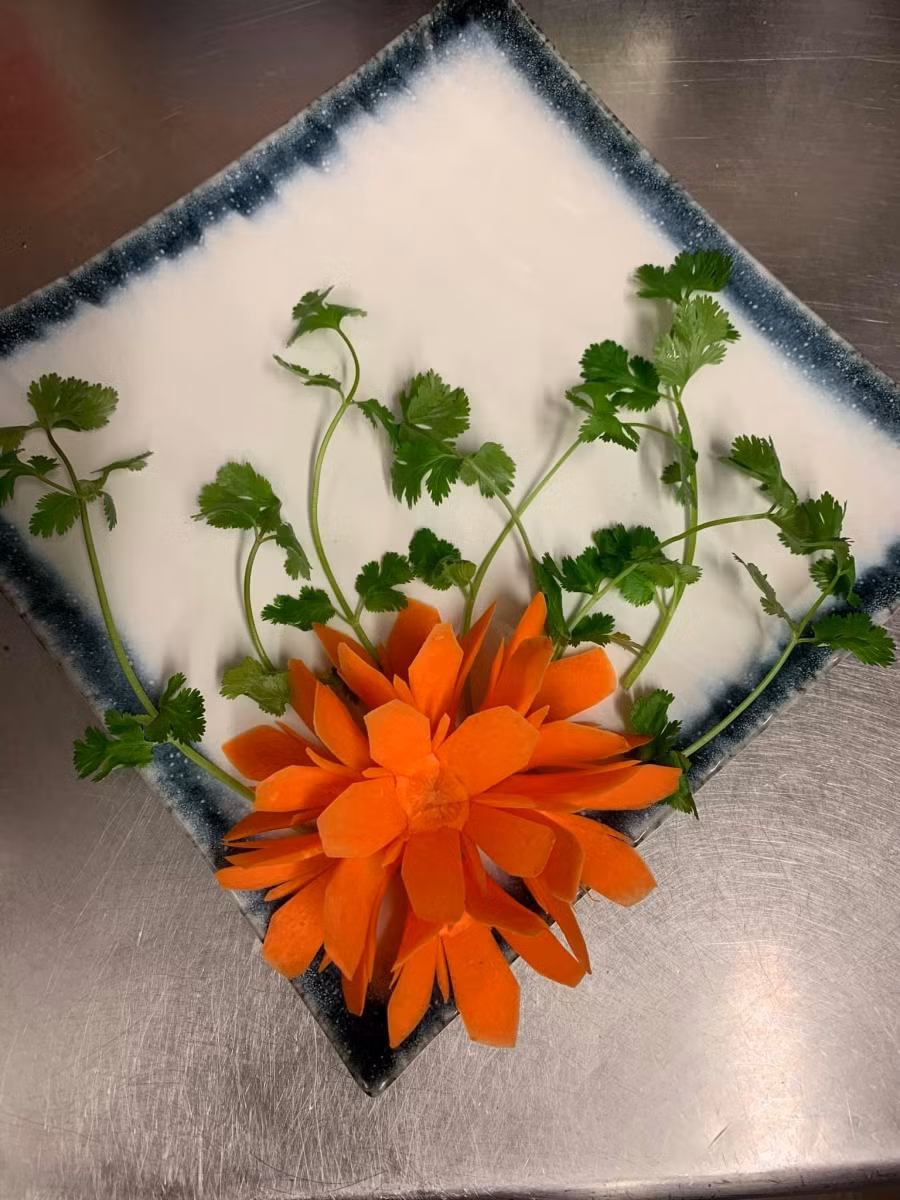 Cách tỉa hoa trang trí đĩa cực đẹp cho mâm cỗ ngày Tết ngập tràn sắc xuân ảnh 7