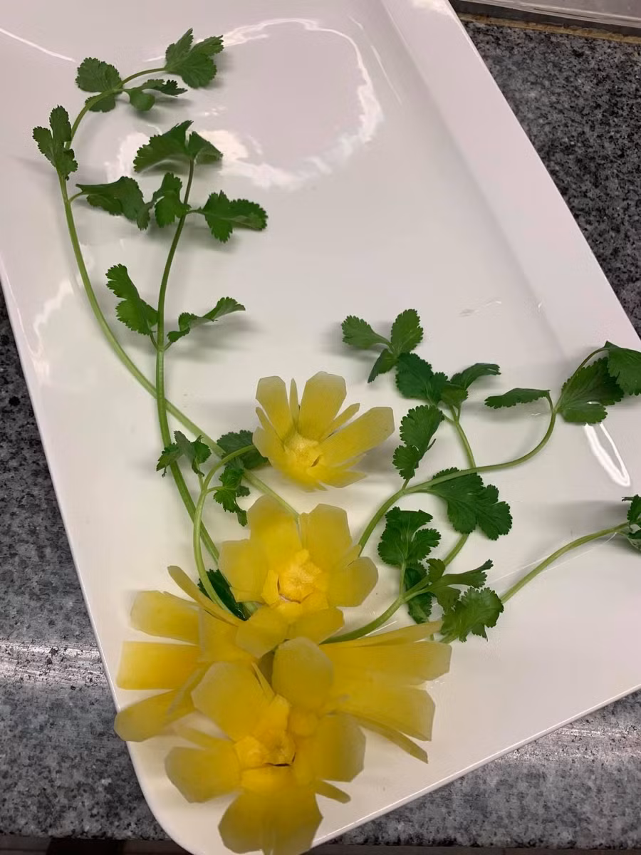 Cách tỉa hoa trang trí đĩa cực đẹp cho mâm cỗ ngày Tết ngập tràn sắc xuân ảnh 2