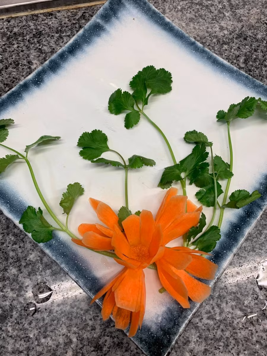 Cách tỉa hoa trang trí đĩa cực đẹp cho mâm cỗ ngày Tết ngập tràn sắc xuân ảnh 4