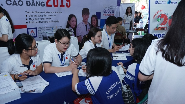 Sinh viên HSU trao đổi với các học sinh phổ thông khi tìmhiểu về trường Sinh viên HSU trao đổi với các học sinh phổ thông khi tìmhiểu về trường