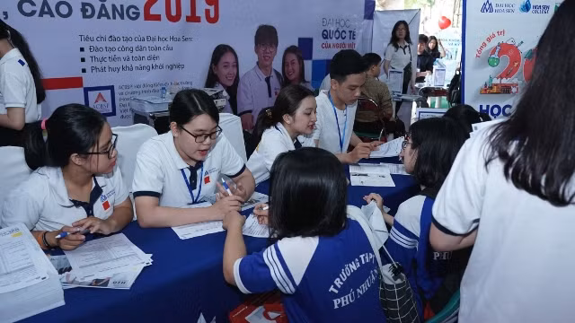 Sinh viên HSU trao đổi với các học sinh phổ thông khi tìmhiểu về trường