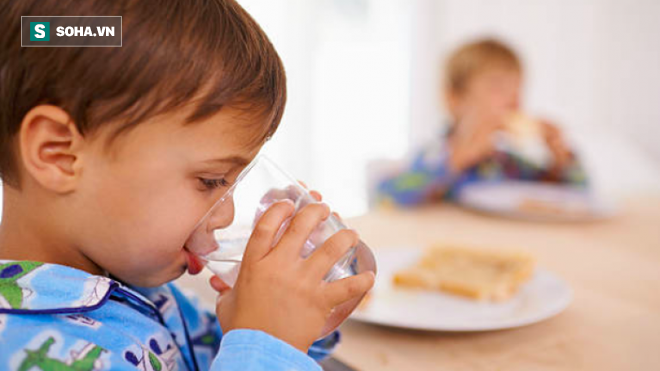 Uống nước ngay khi vừa ăn xong hay đợi 30 phút sau: Nhiều người đang có thói quen sai lầm - Ảnh 1. Uống nước ngay khi vừa ăn xong hay đợi 30 phút sau: Nhiều người đang có thói quen sai lầm - Ảnh 1.