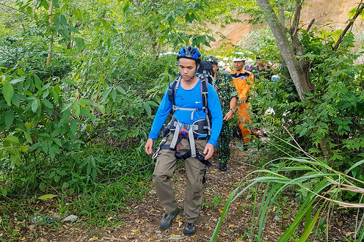 Lực lượng tìm kiếm băng rừng tìm kiếm ông Mallarky. Ảnh: Đ.X.