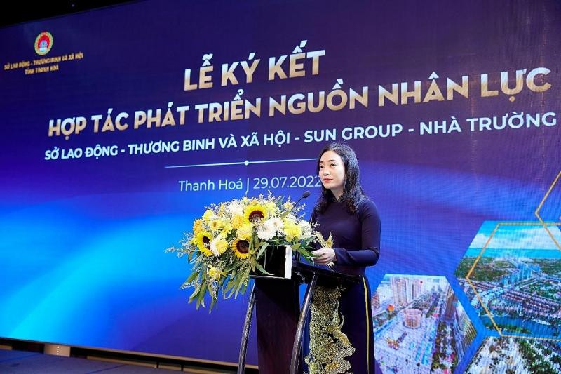 Bà Vũ Thị Hương - Ủy viên Ban chấp hành Đảng bộ tỉnh, Giám đốc Sở Lao động Thương binh và Xã hội Thanh Hóa phát biểu tại Lễ ký kết. Bà Vũ Thị Hương - Ủy viên Ban chấp hành Đảng bộ tỉnh, Giám đốc Sở Lao động Thương binh và Xã hội Thanh Hóa phát biểu tại Lễ ký kết.