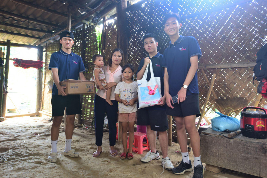 Chứng kiến những ngôi nhà lợp tranh sơ sài, các em mong muốn làm thật nhiều để góp phần tạo nên thay đổi cho người dân