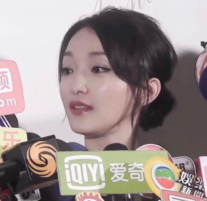 Châu Tấn với đoạn video phỏng vấn vào năm 2012.