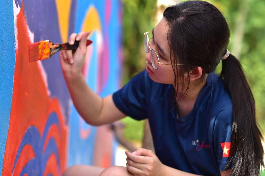 Mặc cho thời tiết vô cùng nắng nóng, các em vẫn rất nhiệt huyết với bức tranh bích họa dành cho học sinh trường Mầm non Lạng Khê